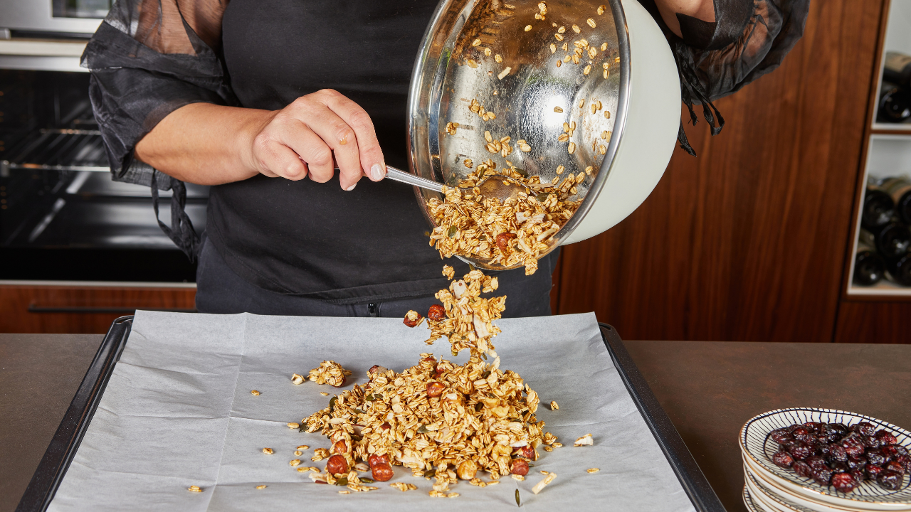 9. Granola With Balanced Sweetness