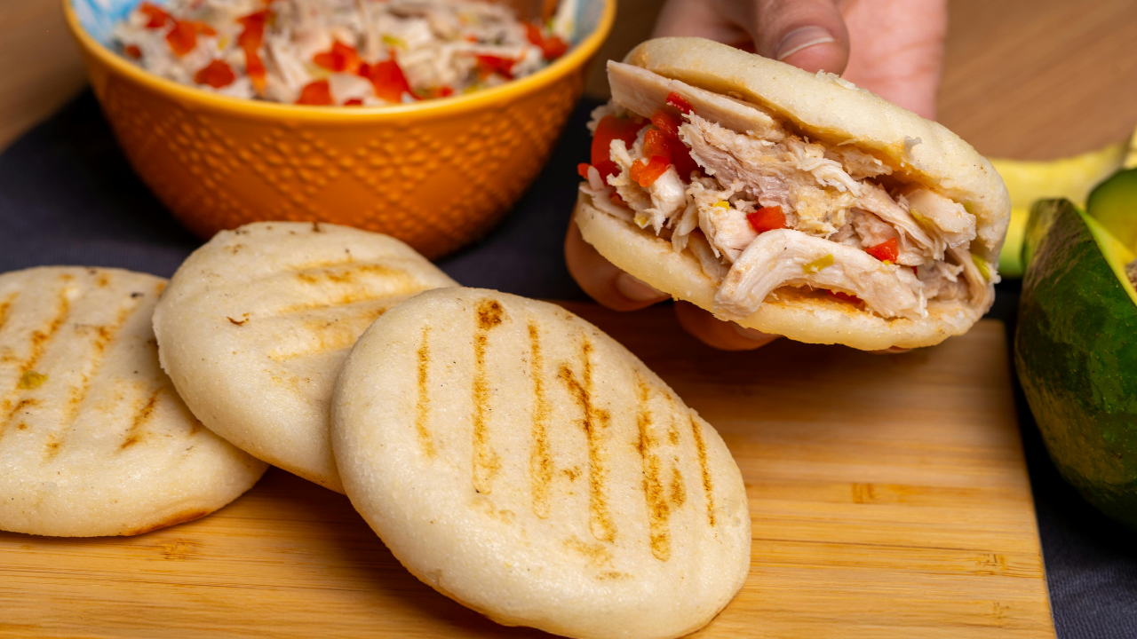 14. Arepas con queso